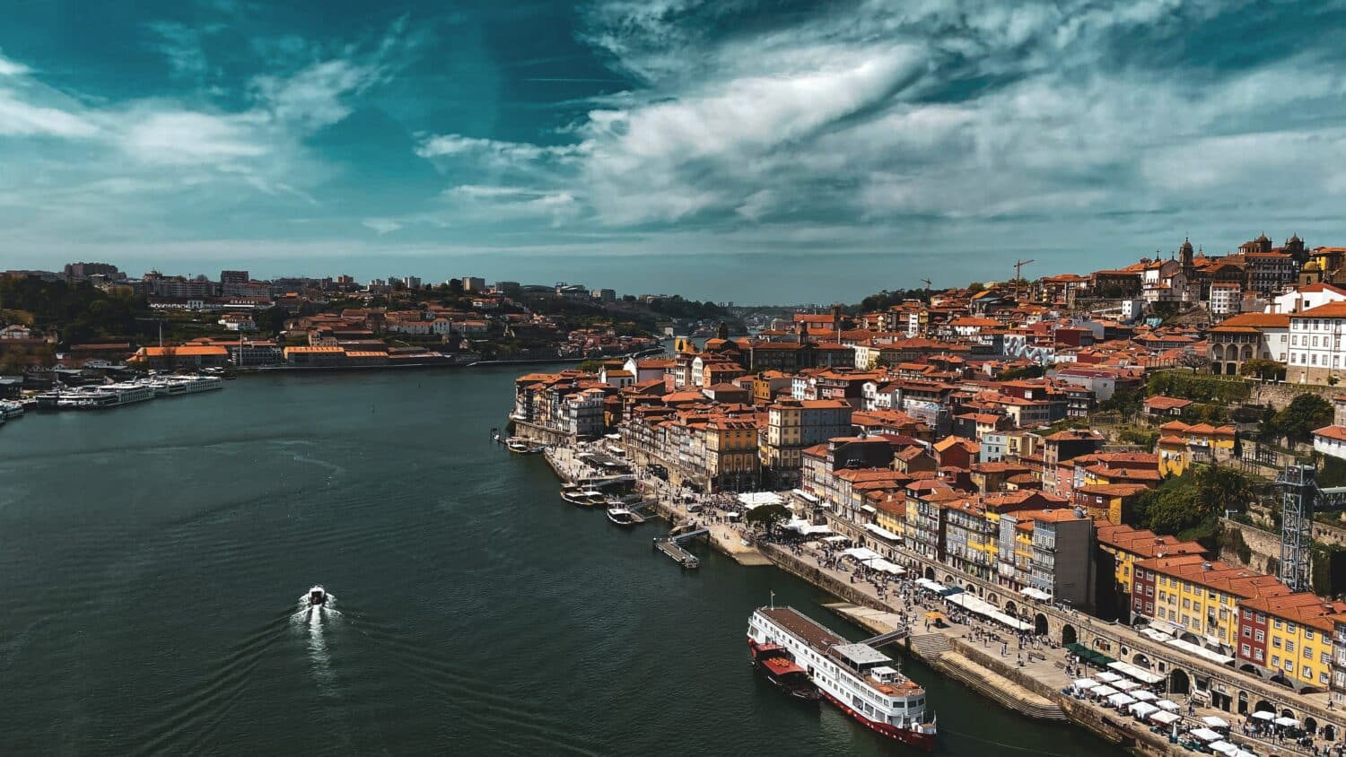Vista de cima do rio Douro em Porto durante o dia. Representa seguro viagem Porto.
