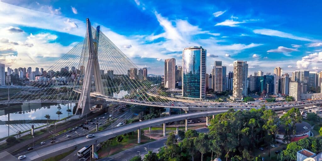 Ponte Estaiada Octavio Frias de Oliveira, em São Paulo, com vários prédios ao redor e carros.