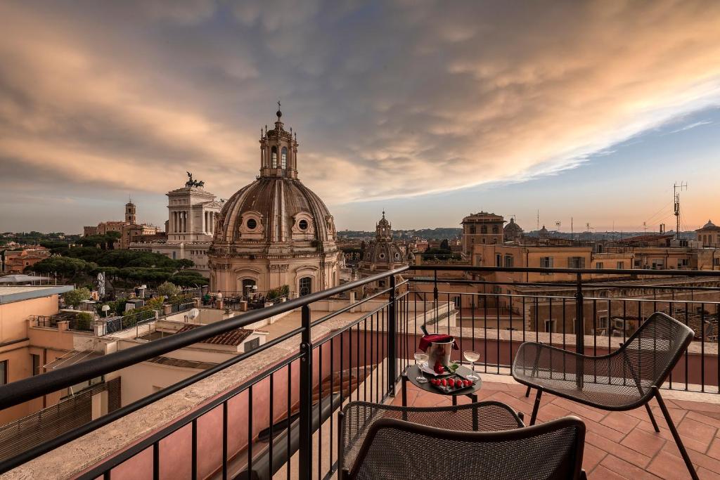 terraço com cadeiras confortáveis e uma mesinha com champanhe, a vista é para o Fórum Romano no H10 Palazzo Galla, um dos hotéis no centro de Roma