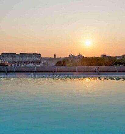 vista do Coliseu direto da piscina do terraço do Mercure Roma Centro Colosseo, um dos hotéis Mercure em Roma ao pôr do sol