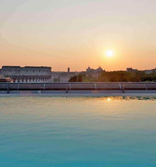 vista do Coliseu direto da piscina do terraço do Mercure Roma Centro Colosseo, um dos hotéis Mercure em Roma ao pôr do sol