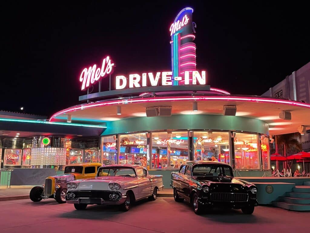 atração no Universal Studios com um drive-in com carros antigos e luzes neon bem retrô para ilustrar o post de aluguel de carro no aeroporto de Orlando