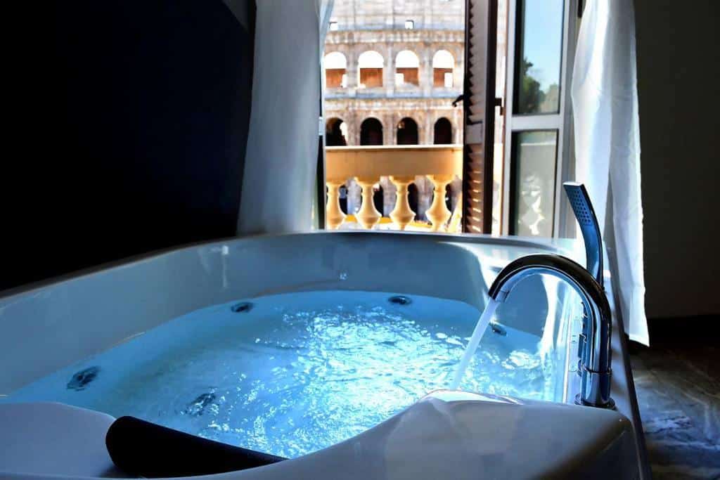 vista do Coliseu direto de uma banheira de hidromassagem no View Colosseo From Jacuzzi, um aluguel de temporada em Roma