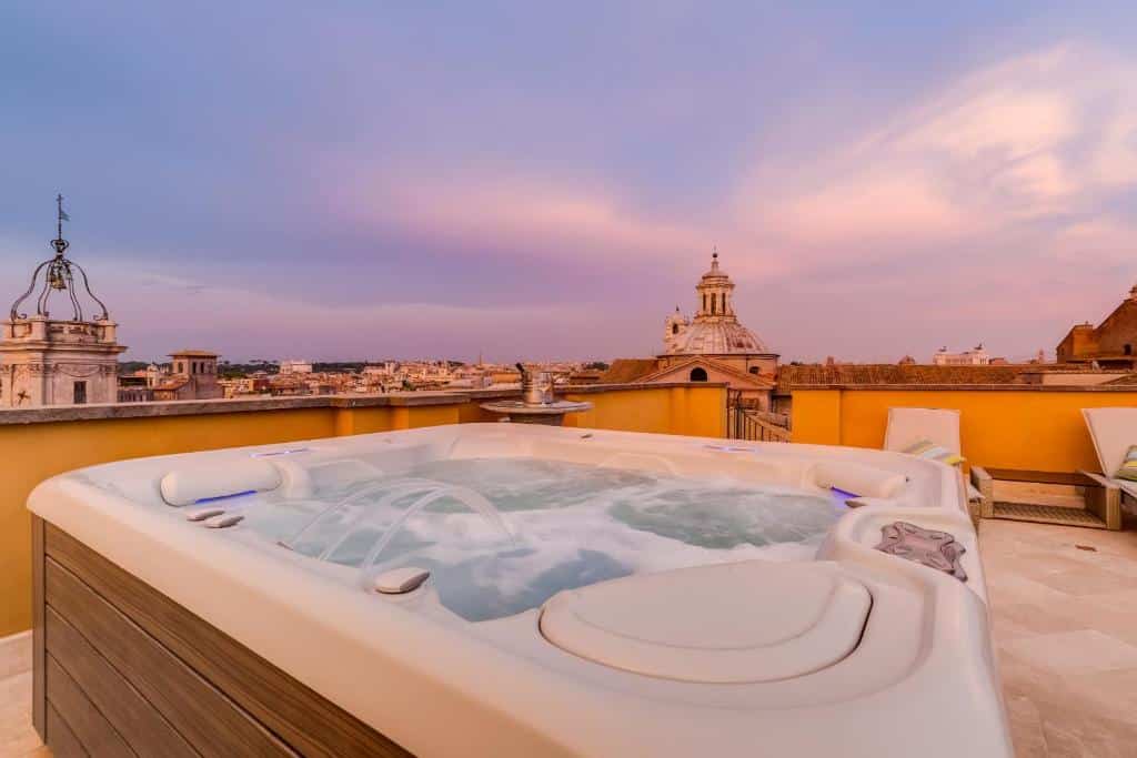 banheira de hidromassagem no terraço do Navona Queen Rooftop com vista para cidade