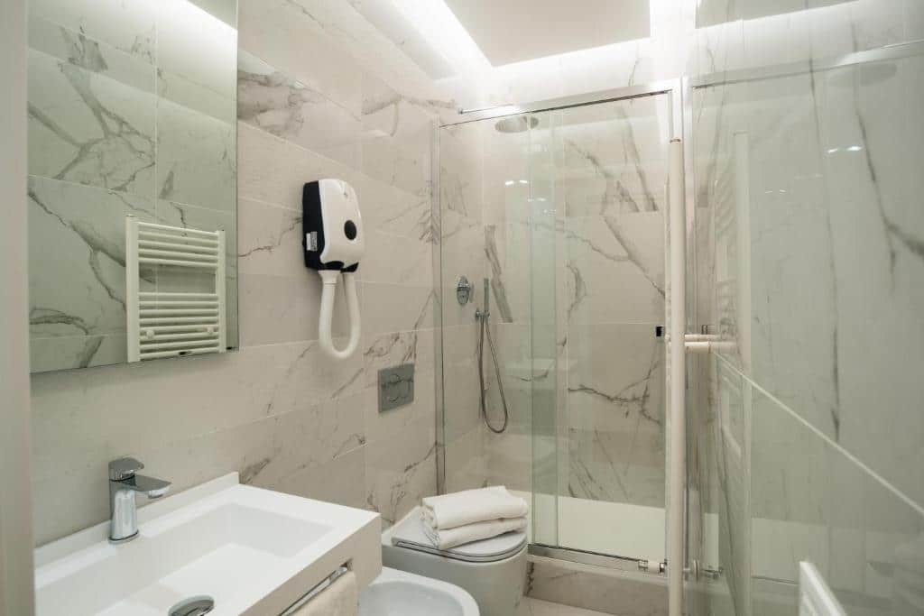 banheiro do Trevi Elite Rome completinho todo em mármore branco