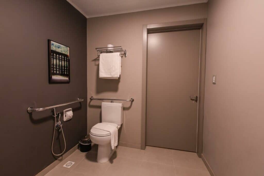 Área do vaso sanitário no banheiro adaptado do quarto acessível do hotel