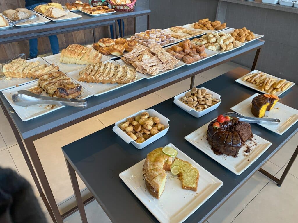 Café da manhã no Dall'Onder Ski Hotel, em Garibaldi, com bolos, pães açucarados e doces diversos, incluindo broas, churros e bolinhos de chuva