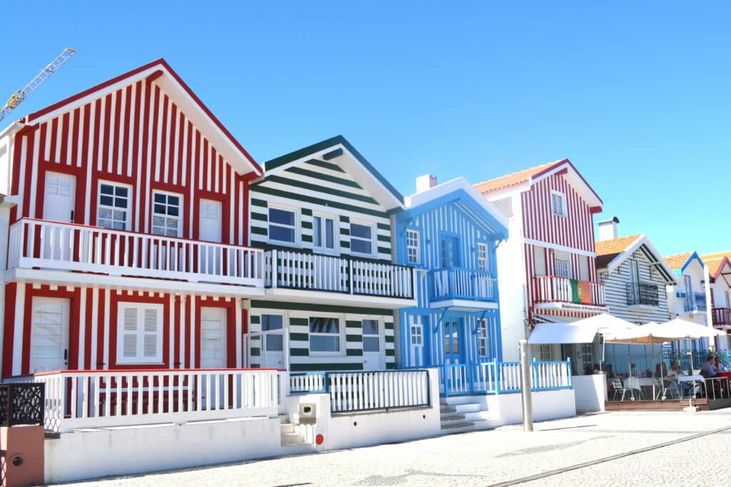 Casas com paredes listradas coloridas uma do lado da outra, um ponto turístico na Praia da Costa Nova em Aveiro.