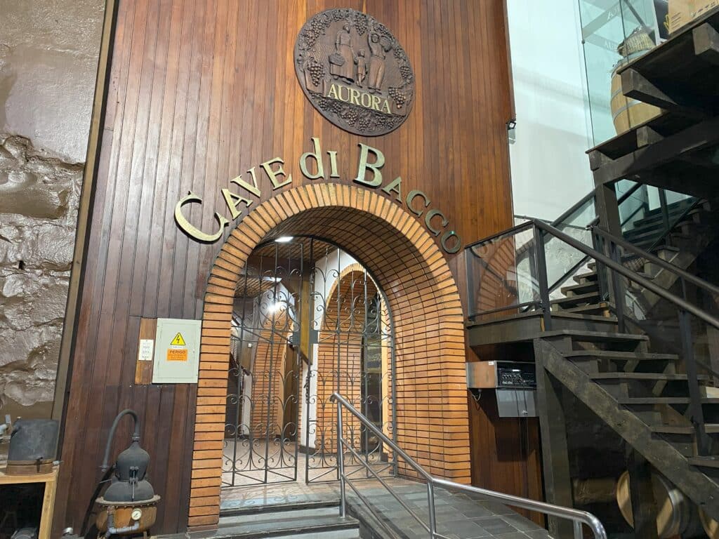 Uma das entradas da Cave di Bacco, na unidade Aurora do centro de Bento Gonçalves, sendo uma das vinícolas do Vale dos Vinhedos
