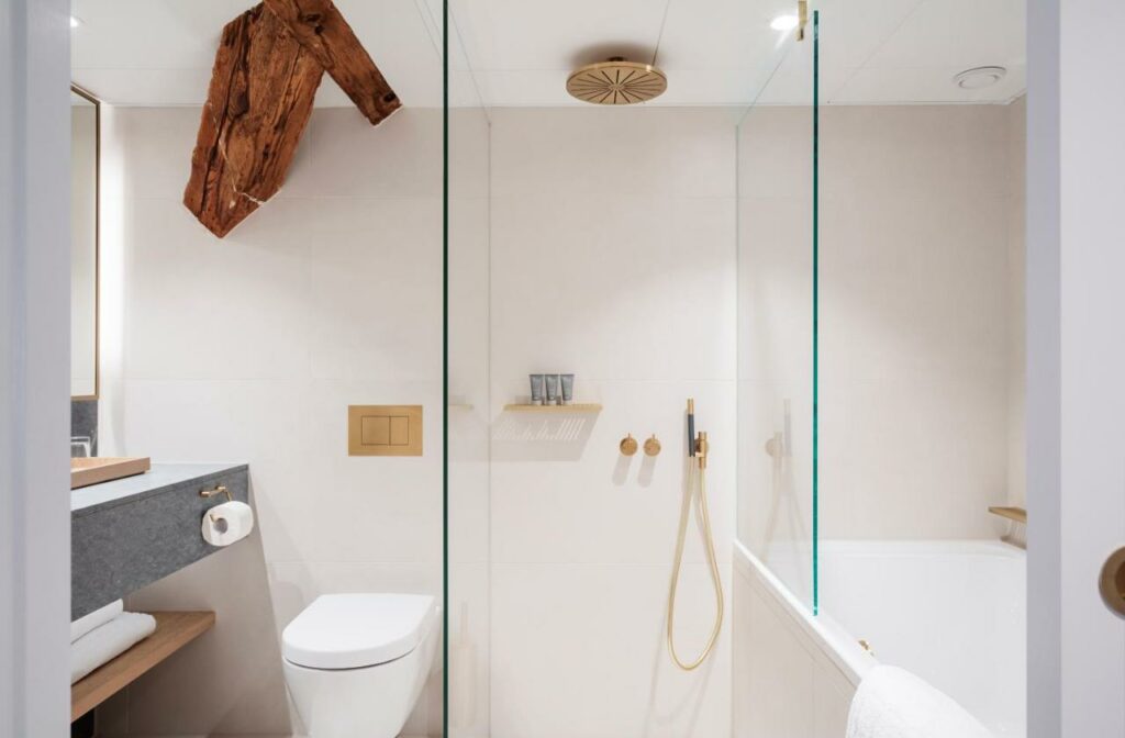 Banheiro do Copenhagen Admiral Hotel  com uma banheira, vaso sanitário, box e uma pia.