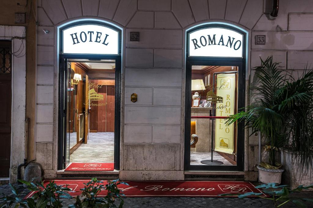 fachada do Hotel Romano com duas portinhas arredondadas com tapete comprido e parece cena de filme