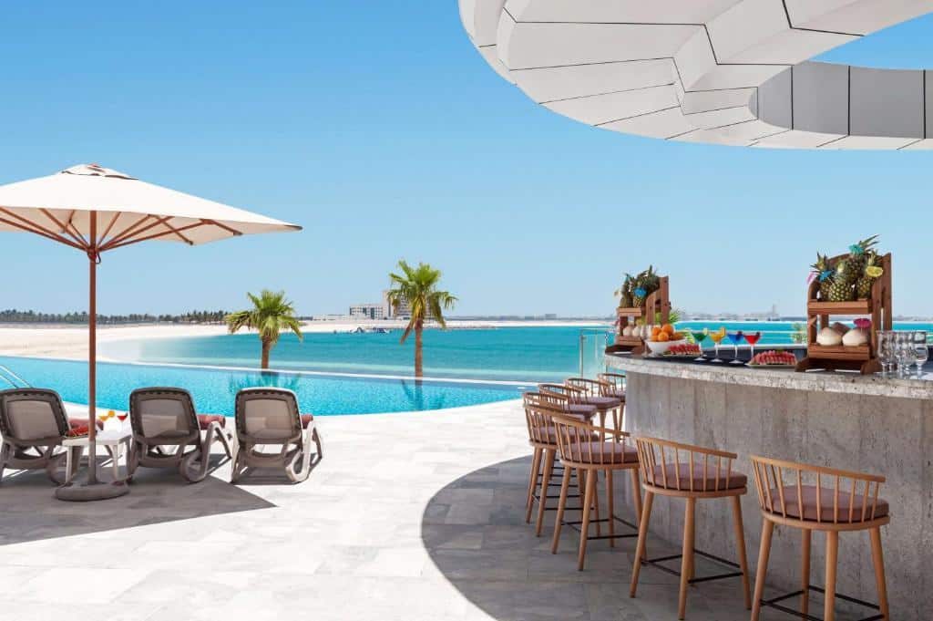 Bar integrado com a piscina do Hampton By Hilton Marjan Island com vista direta para o mar