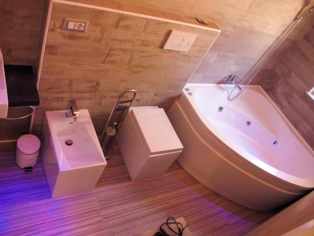 banheira com bidê e vaso sanitário quadrados no banheiro do Roma Veneto Relais