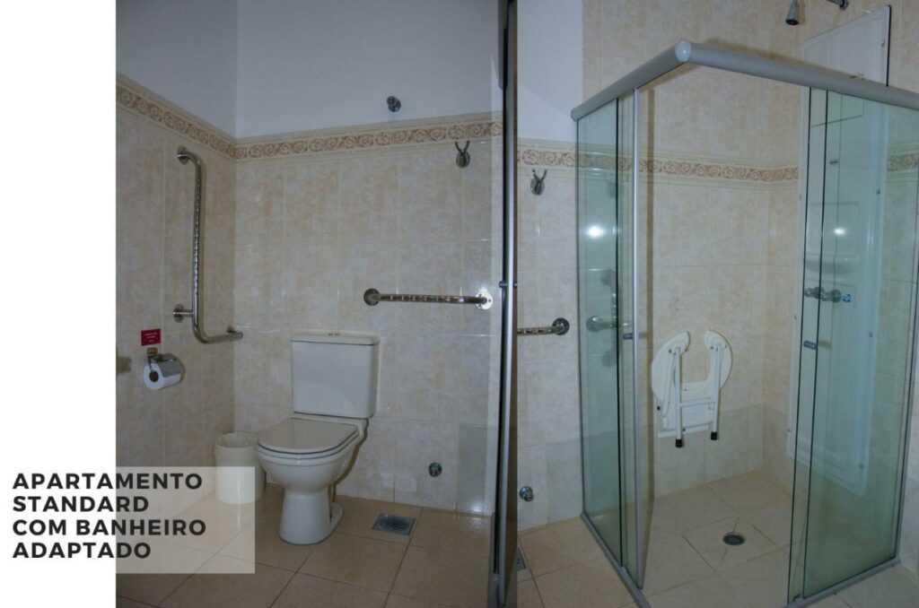 Fotos de instalações adaptadas para PcD no Hotel Villa Michelon, com barras de apoio prórimas ao vaso sanitário e cadeira de banho dentro do box