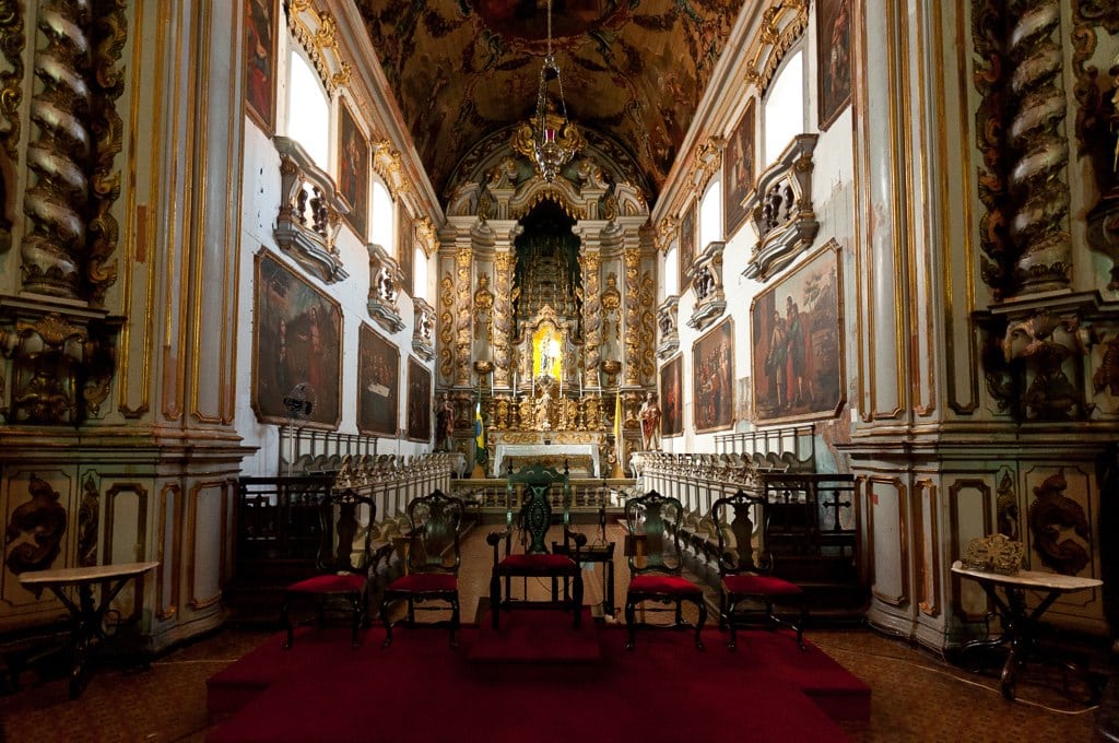Igreja Matriz de Itu vista de dentro, com paredes bem decoradas, quadros decorativos religiosos e detalhes em dourado.