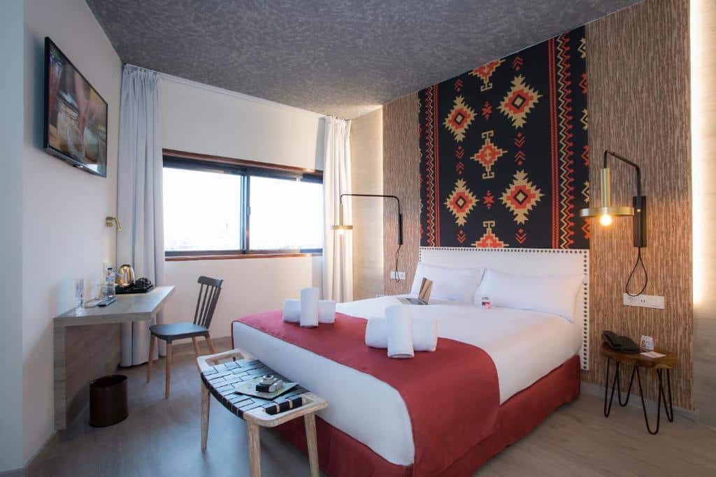 Quarto do Casual Inca Porto com cama de casal do lado direito, uma cômoda ao pé da cama. Representa hotéis baratos no Porto.