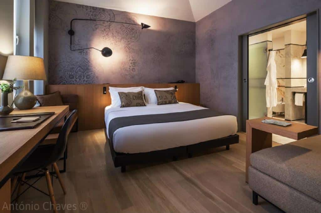 Quarto do Descobertas Boutique Hotel Porto com cama de casal do lado esquerdo. Representa hotéis românticos no Porto.