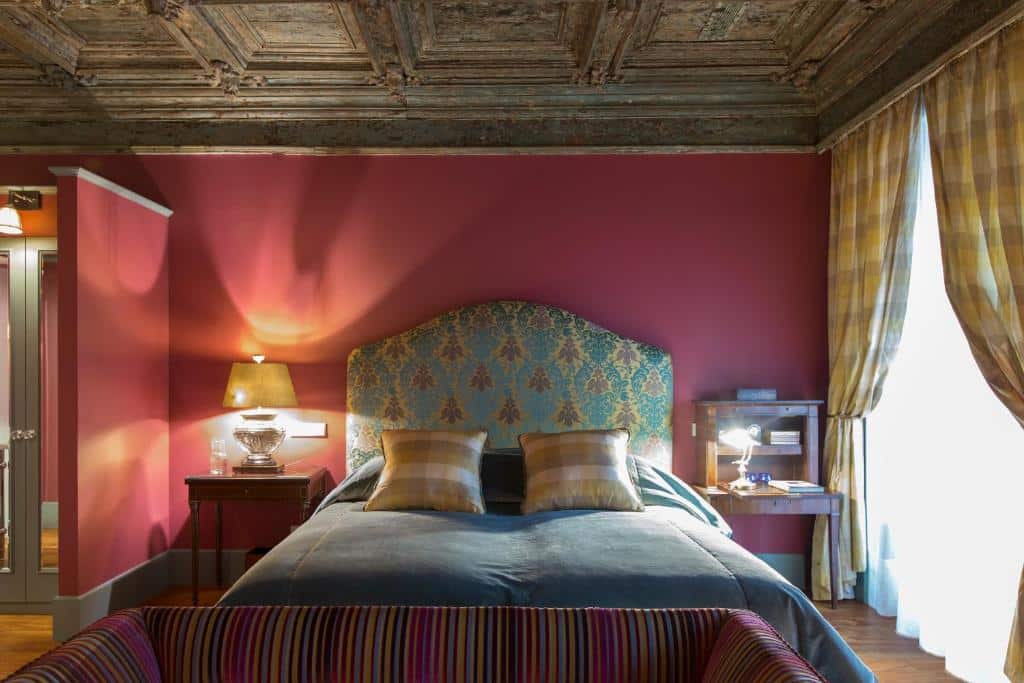 Quarto do M Maison Particulière Porto com cama de casal no centro do quarto e duas cômodas com luminária.