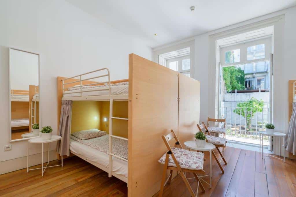 Quarto compartilhado do Porto Lounge Hostel & Guesthouse  com cama de beliche do lado esquerdo e do lado direto cadeiras.