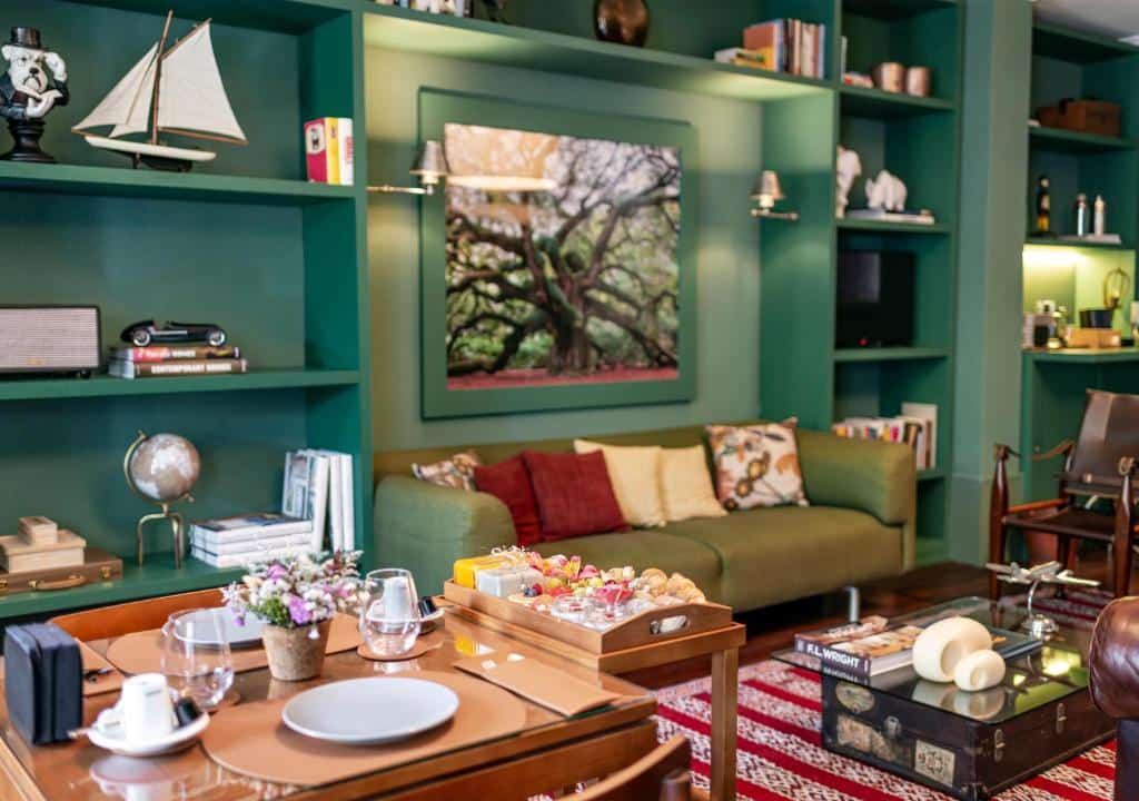 Sala de estar do Rosário Suites Townhouse, by Oporto Collection – FREE PARKING com mesa de café a frente e ao fundo sofá e poltrona.