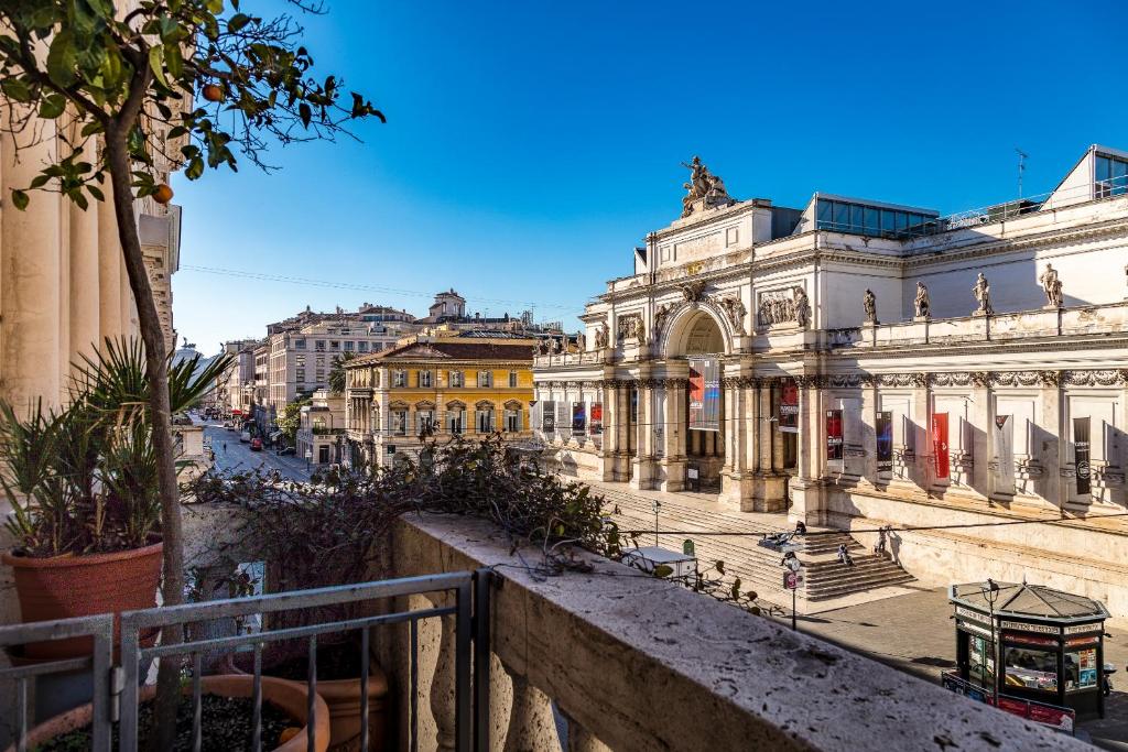 varanda do Hotel Giolli Nazionale com vista para o fórum, um prédio bem trabalhado clássico