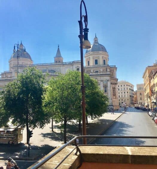 vista do Basilica Hotel, um dos hotéis bem localizados em Roma, em que é possível ver um obelisco na praça e mais prédios históricos