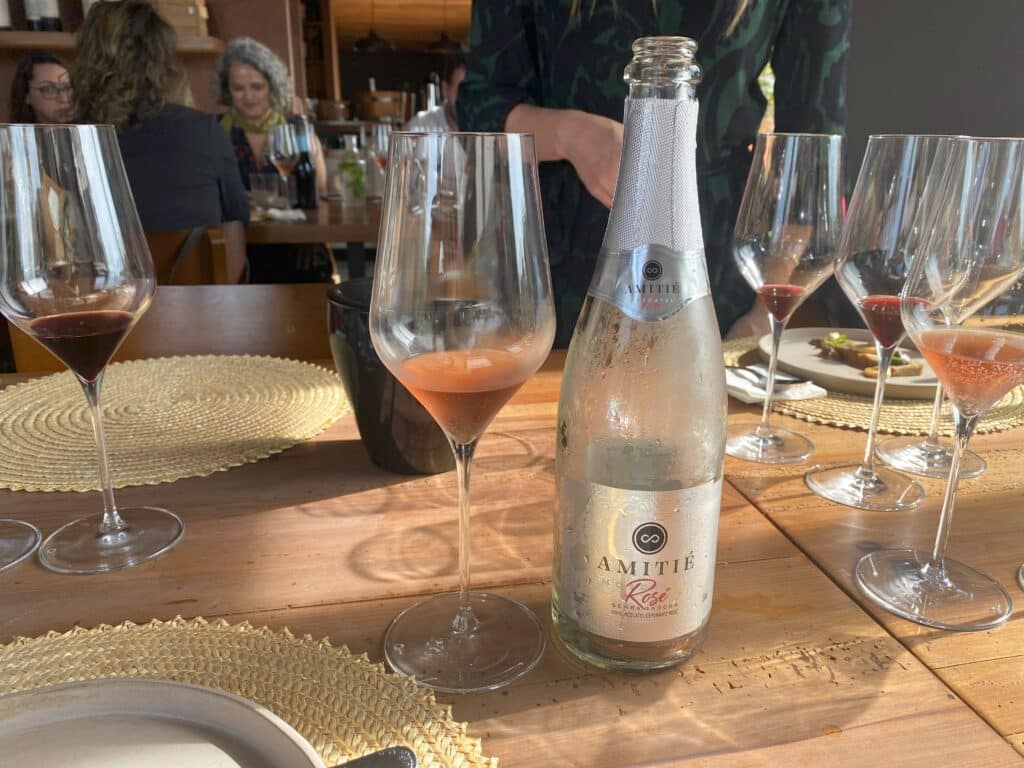 Garrafa de vinho moscatel espumante rosé, da Amitié, marca de vinhos de Bento Gonçalves