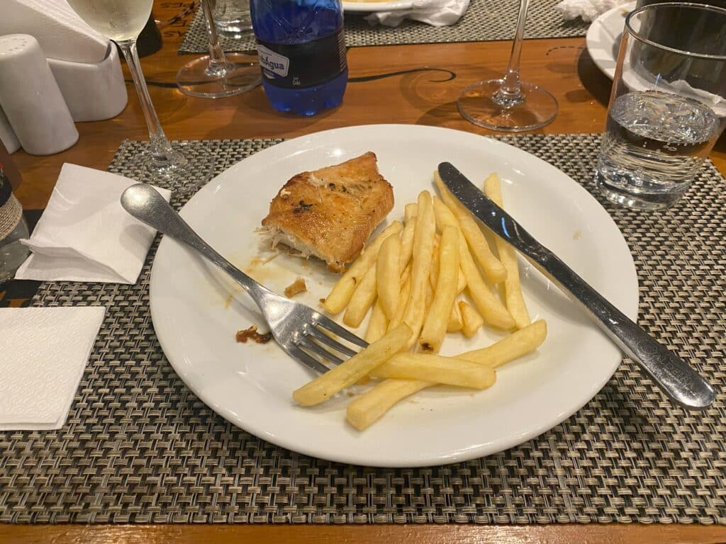 Prato com um pedaço de frango e batatas fritas no restaurante Caldeira, em Bento Gonçalves