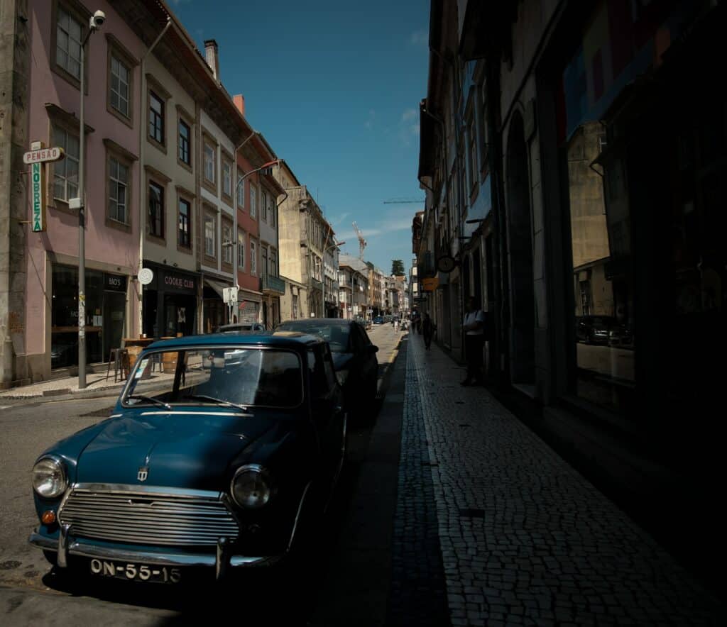 Carro parado na rua do lado direito no Porto, Portugal durante o dia. Representa aluguel de carros no Porto.