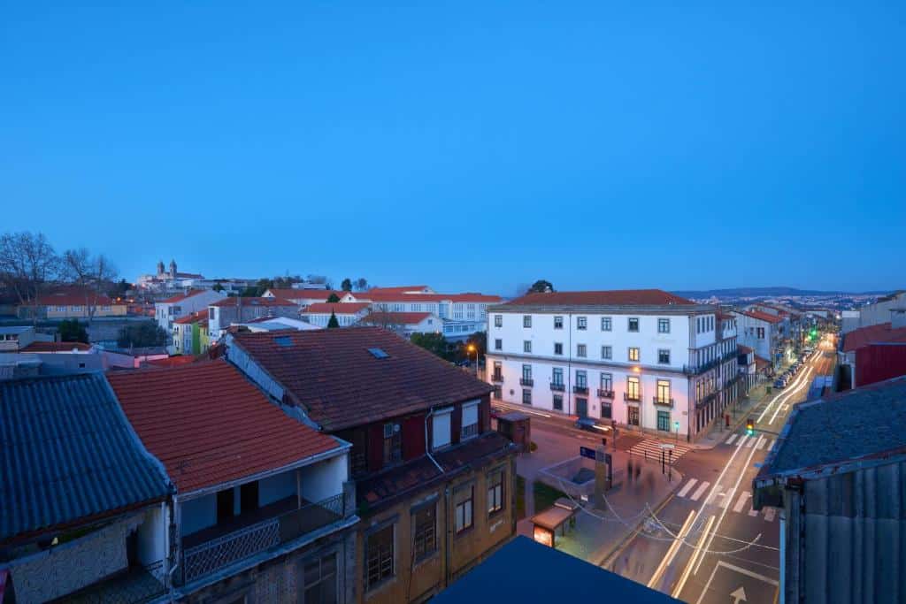 Vista de cima da cidade pelo hotel  Eurostars Heroismo no final do dia. Representa onde ficar no Porto.