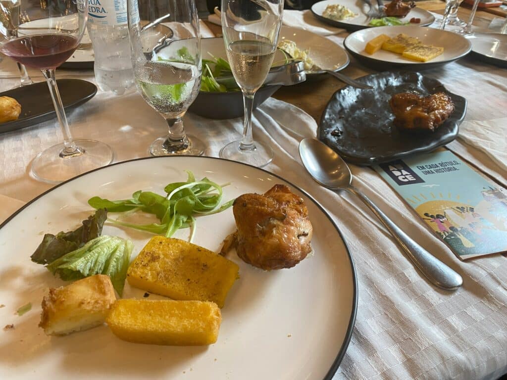Prato com saladas, polenta, queijo, e galeto, no restaurante típico Di Paolo, em Garibaldi, como alternativa aos restaurantes em Bento Gonçalves