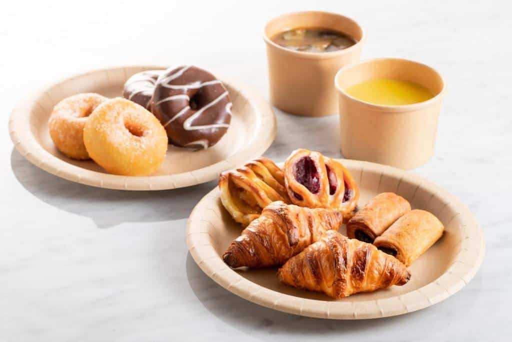 Foto de alguns doces servidos no Karaksa Hotel Tokyo Station, como donuts e croissants.