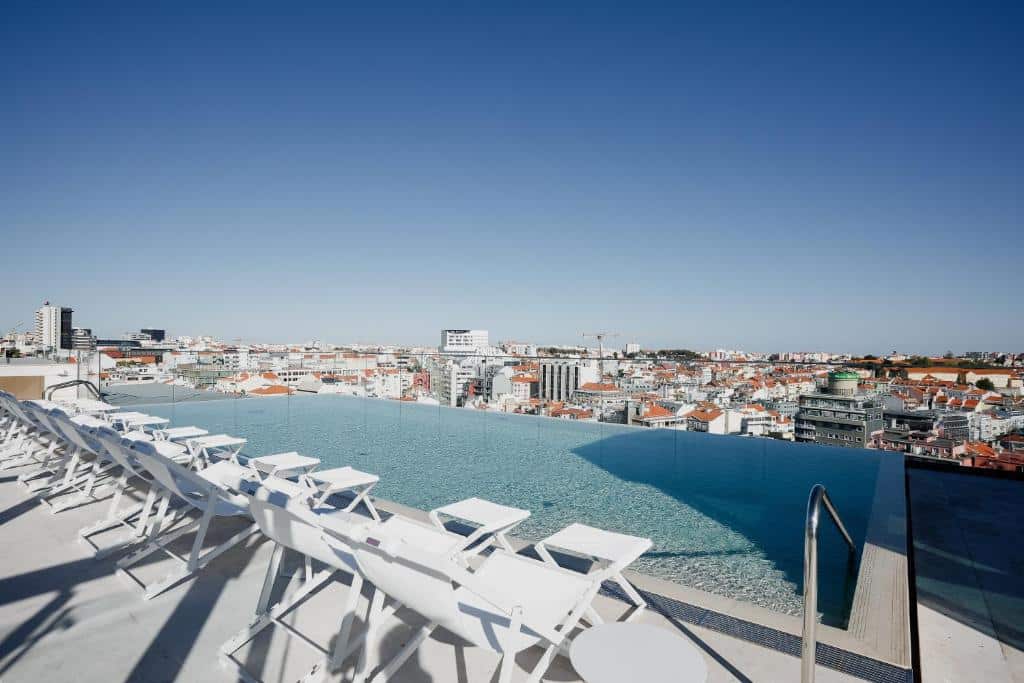 Piscina na cobertura do EPIC SANA Marquês Hotel com vista para a cidade, para representar os hotéis de luxo em Lisboa