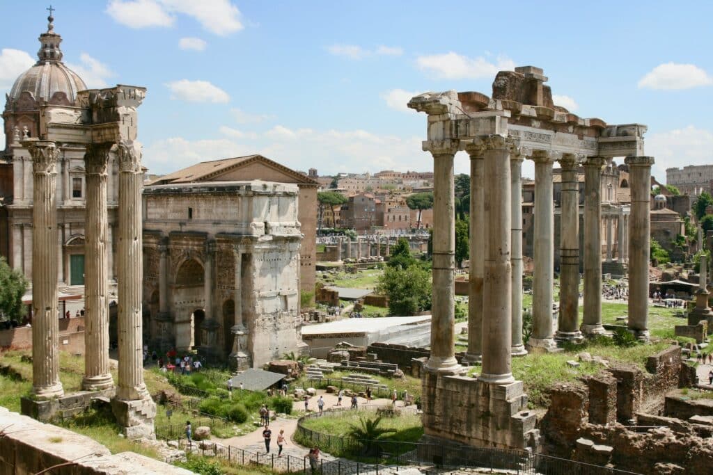 vista do Fórum Romano com templos e colunas ao estilo romano antigo