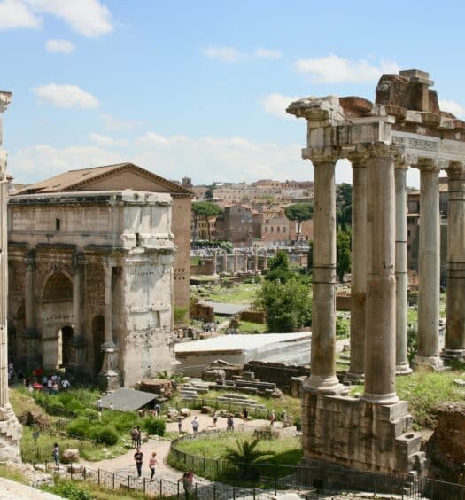 vista do Fórum Romano, uma das opções de o que fazer em Roma, com templos e colunas ao estilo romano antigo