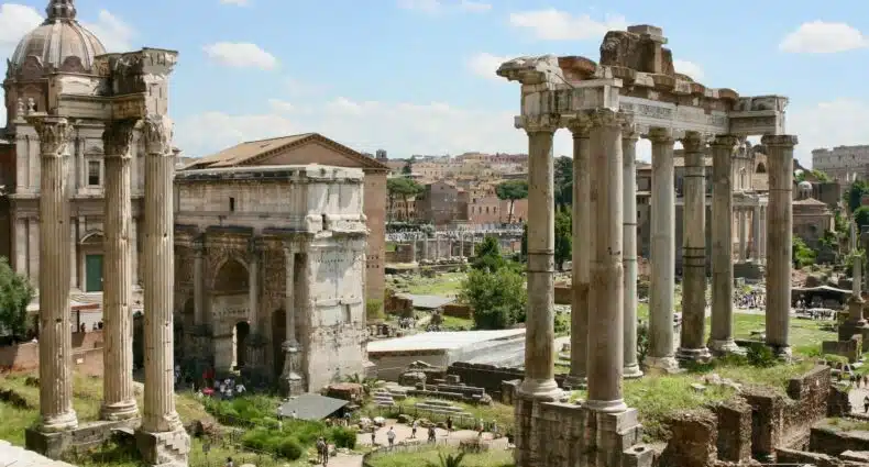 vista do Fórum Romano, uma das opções de o que fazer em Roma, com templos e colunas ao estilo romano antigo