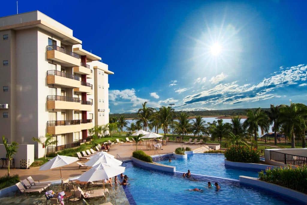 Frente do Hotel Marina – Oficial durante o dia com piscina do lado direito e do lado esquerdo o edifício com os apartamentos.