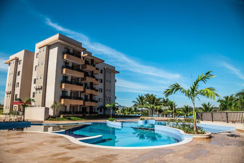 Vista da frente do Hotel Marina – OFICIAL durante o dia com piscina a frente e ao fundo a hospedagem. Representa resorts em Caldas Novas.