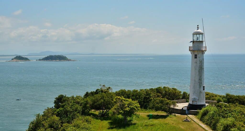 Um mirante no lado direito e a ponta da Ilha do Mel em Paranaguá. O mar ao redor da ilha.