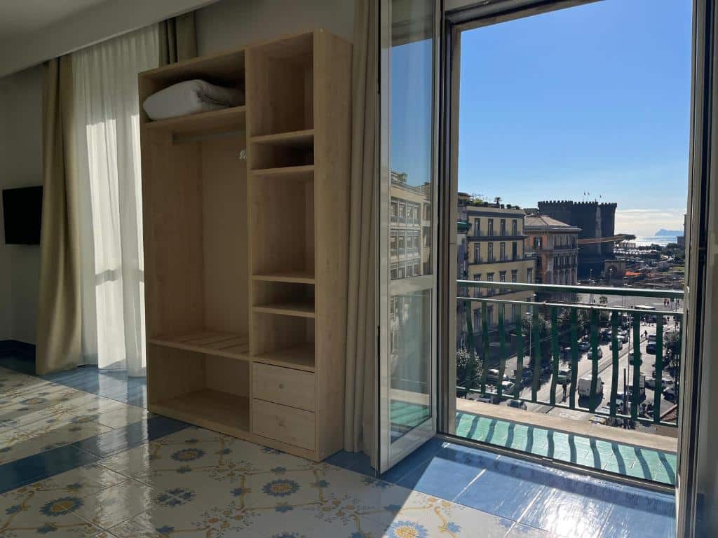 Vista da sacada do quarto do Napolit'amo Hotel Medina durante o dia, ilustrando post Hotéis em Nápoles.