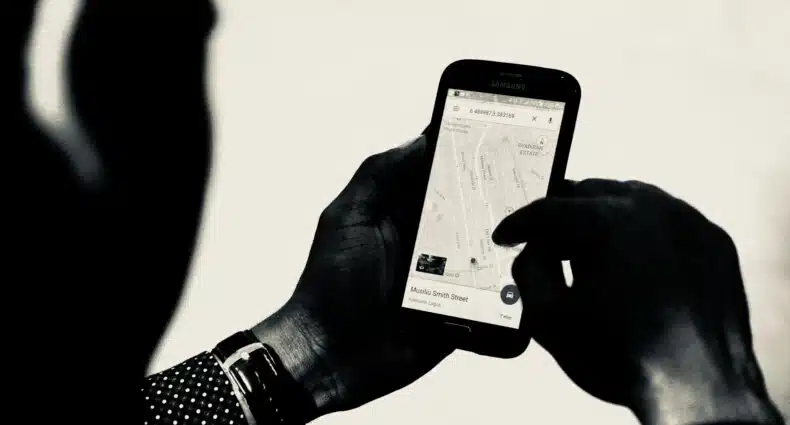 Homem mexendo no celular em Yaba, Oworonshoki, Nigéria Representa chip celular Nigéria.