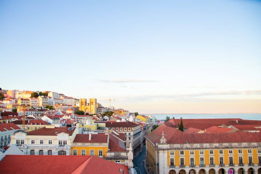 Telhados laranjas de diversas residências e pequenas construções históricas na região da Praça do Comércio em Lisboa