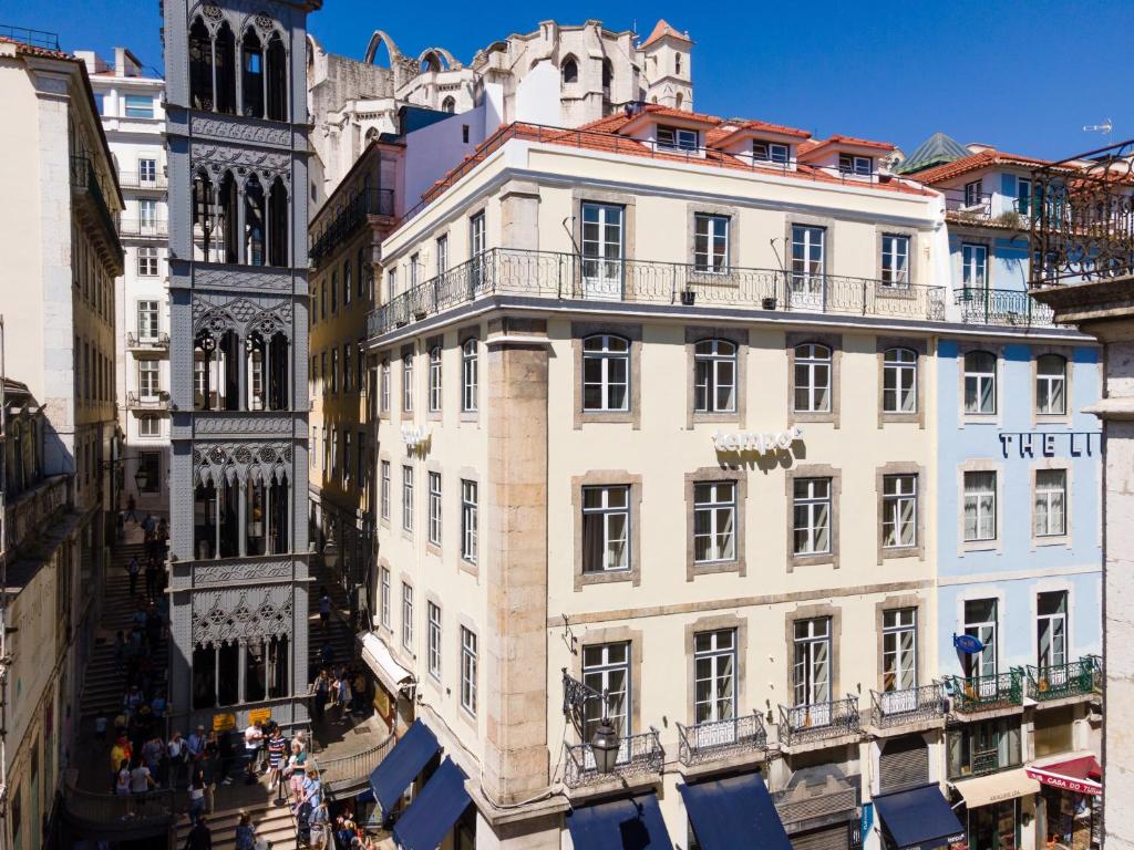 Propriedade do Tempo FLH Hotels Lisboa, um prédio de época branco com janelas grandes e algumas opções tem sacadas, ao lado do hotel está o Elevador de Santa Justa