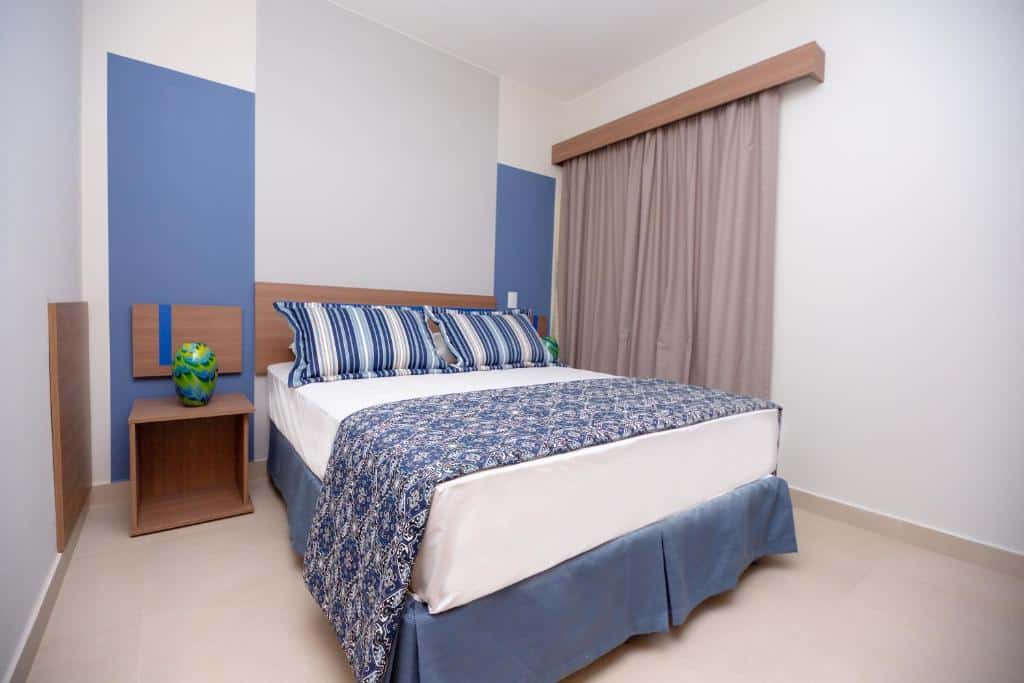 Quarto do Prive Alta Vista Thermas - Oficial com cama de casal do lado esquerdo da imagem. Representa resorts em Caldas Novas.