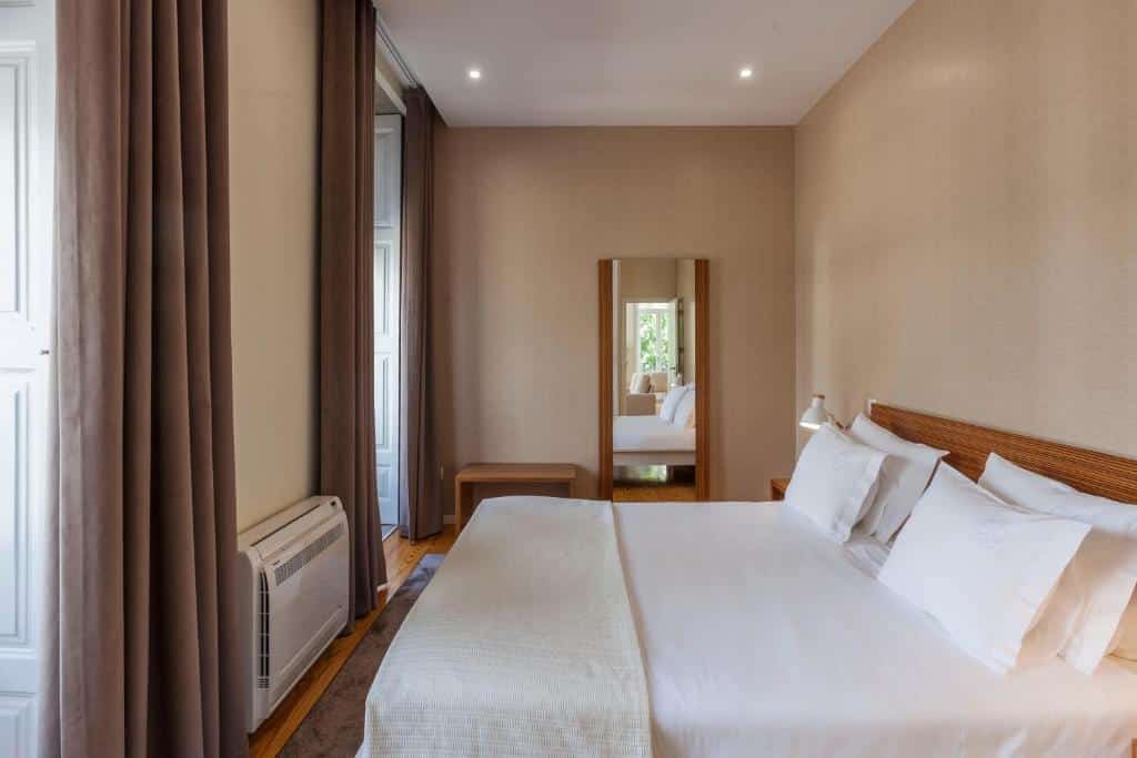 Quarto do BO - Fernandes Tomás Apartments com cama de casal do lado direito. Representa onde ficar no Porto.