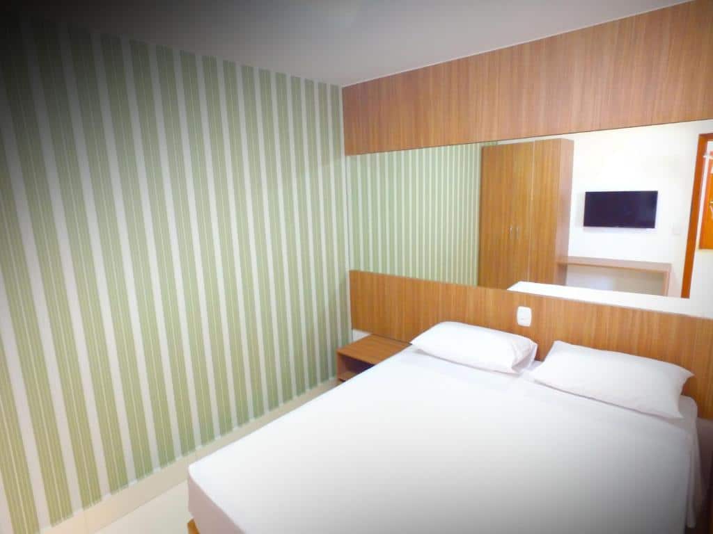 Quarto do Encontro das Àguas Oficial com cama de casal do lado direito. Representa resorts em Caldas Novas.