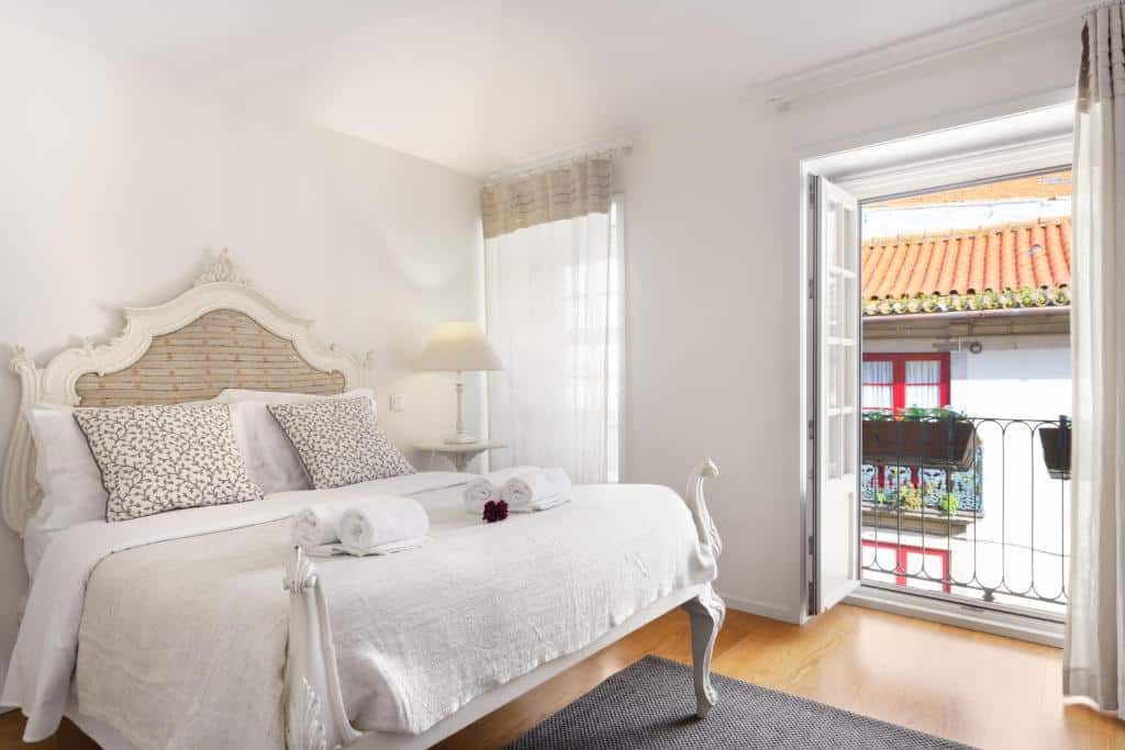 Quarto do Historical Center - Taipas Apartments com cama de casal do lado esquerdo da imagem, com uma luminária do lado direito da cama. Representa airbnb no Porto.