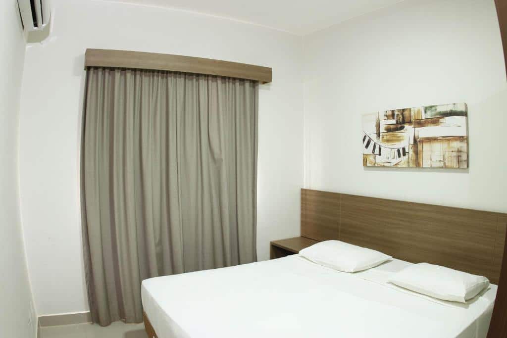 Quarto do Hotel Marina – Oficial com cama de casal do lado direito. Representa resorts em Caldas Novas.