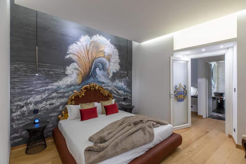quarto do iFlat The Trevi View, um airbnb em Roma, com painel enorme de água, a cama é bem grande e há mesinha e luminária de cabeceira em ambos os lados, há uma decoração luxuosas e o ambiente é amplo, dando espaço para o banheiro