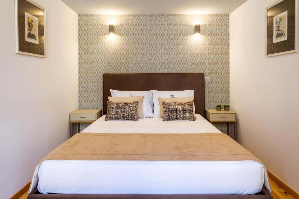 Quarto do InSitu Formosa 178 com cama de casal no centro do quatro com duas cômodas ao lado da cama. Representa airbnb no Porto.